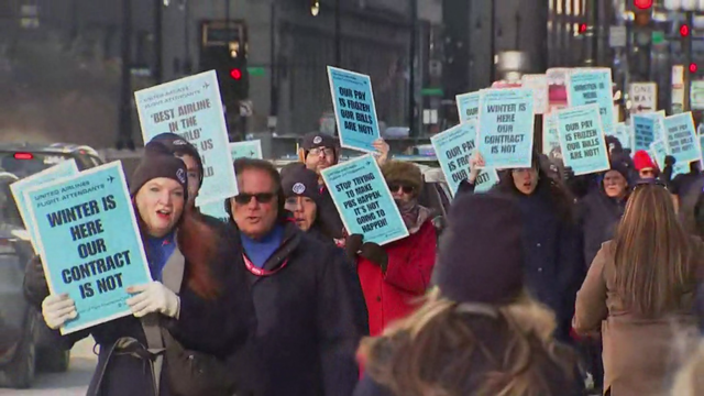 united-airlines-flight-attendants-picket.png 