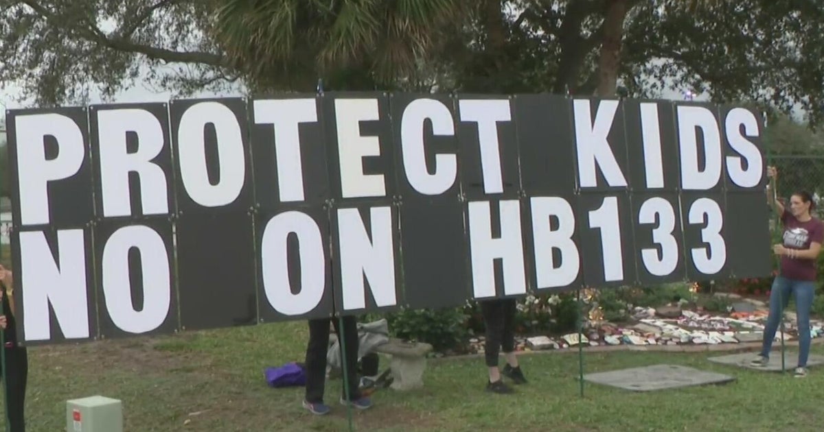 Parkland parents urge lawmakers to reject bill lowering long‑gun purchase age