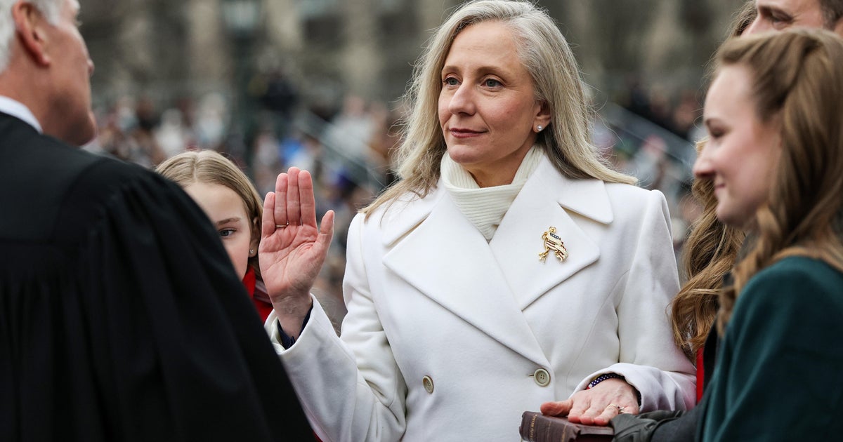 Демократът Абигейл Спанбъргър положи клетва като първата жена губернатор на