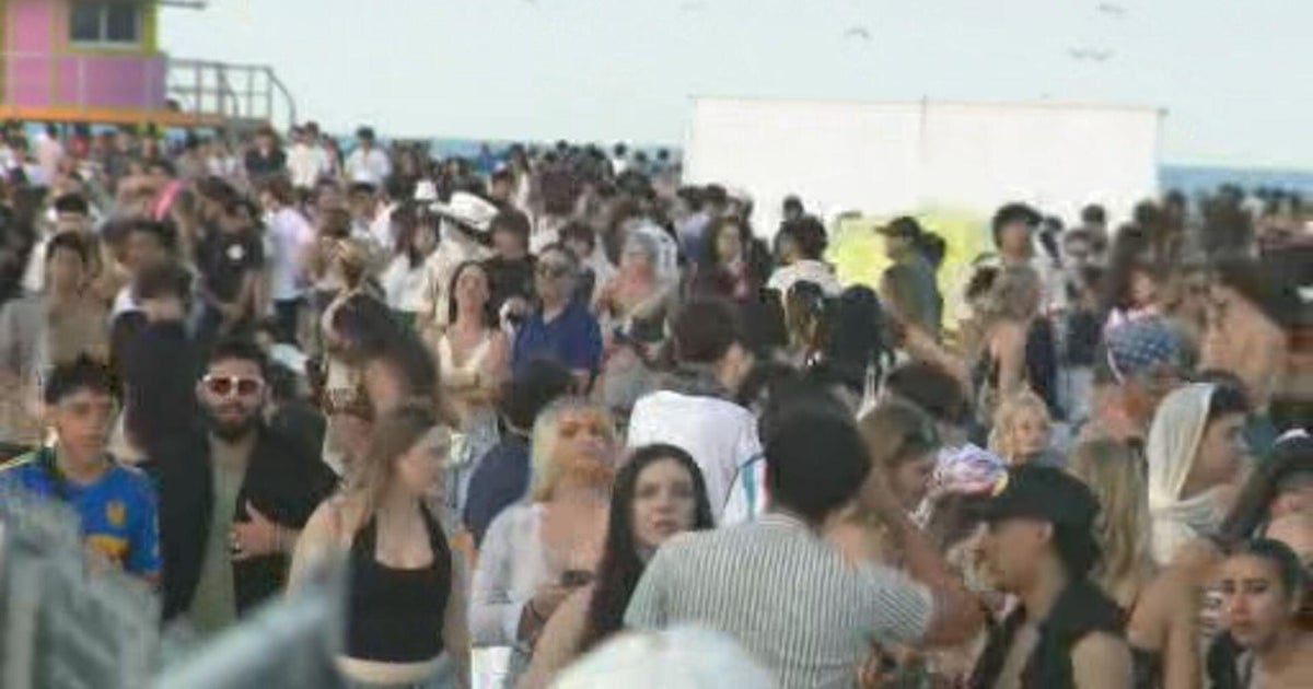 College football fans rocking out on Miami Beach at AT&T Playoff Playlist LIVE! ahead of CFP title game
