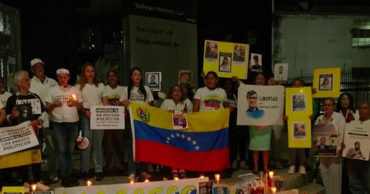Relatives of detainees hold vigil outside notorious Venezuelan prison as Doral hosts prayer event