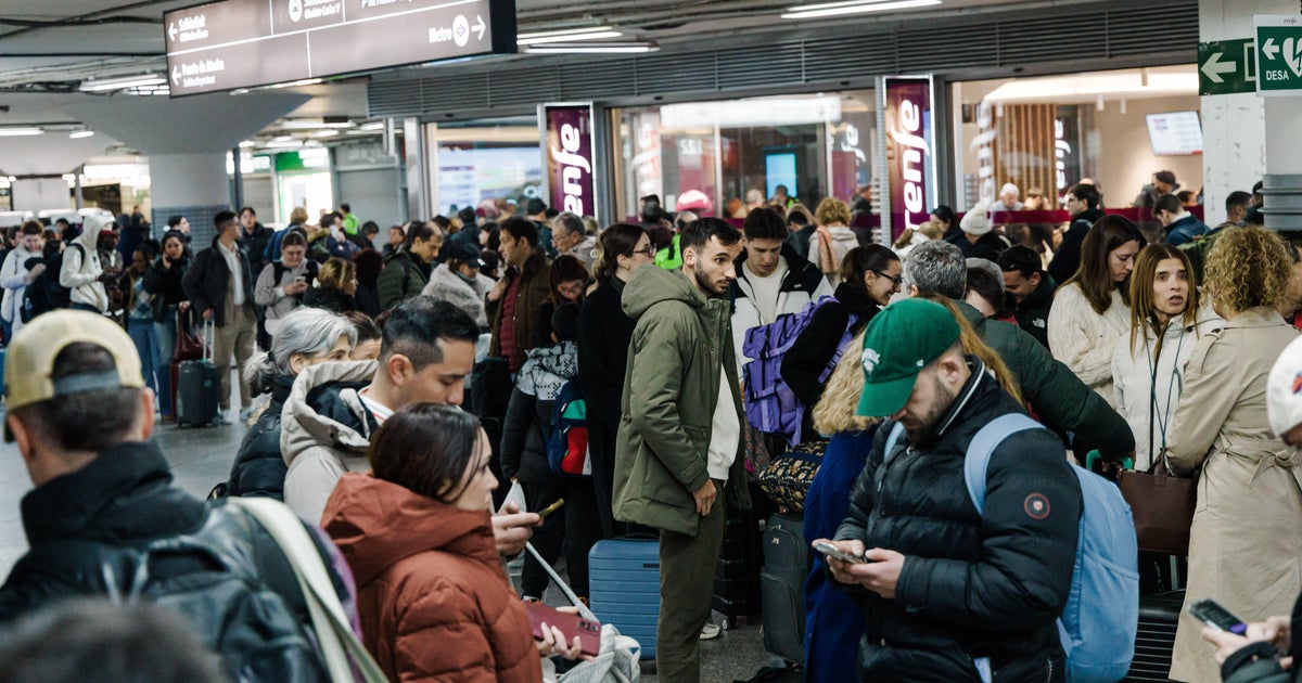 Високоскоростен влак дерайлира в Южна Испания в неделя скачайки на