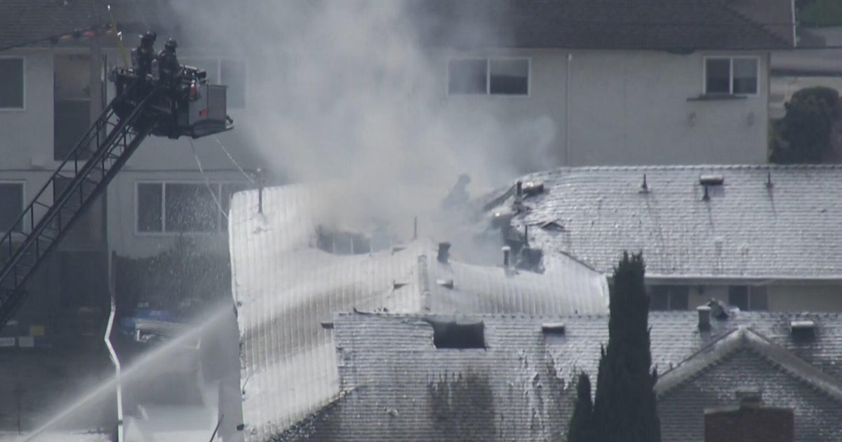 Watch: Firefighters battle apartment building fire in Sunnyvale - CBS ...
