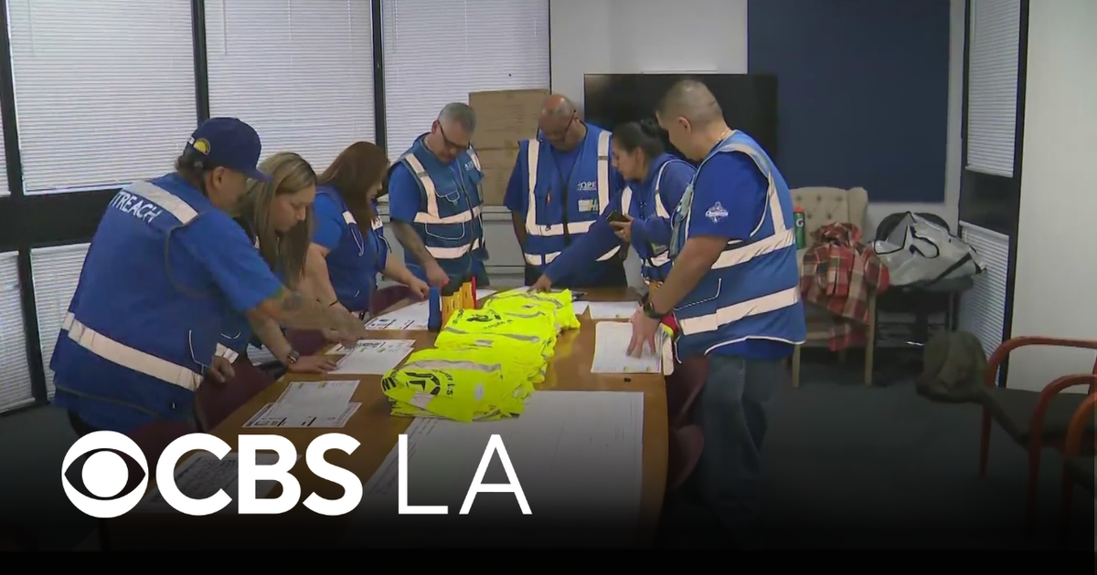 How volunteers will count LA's homeless population this year - CBS Los ...