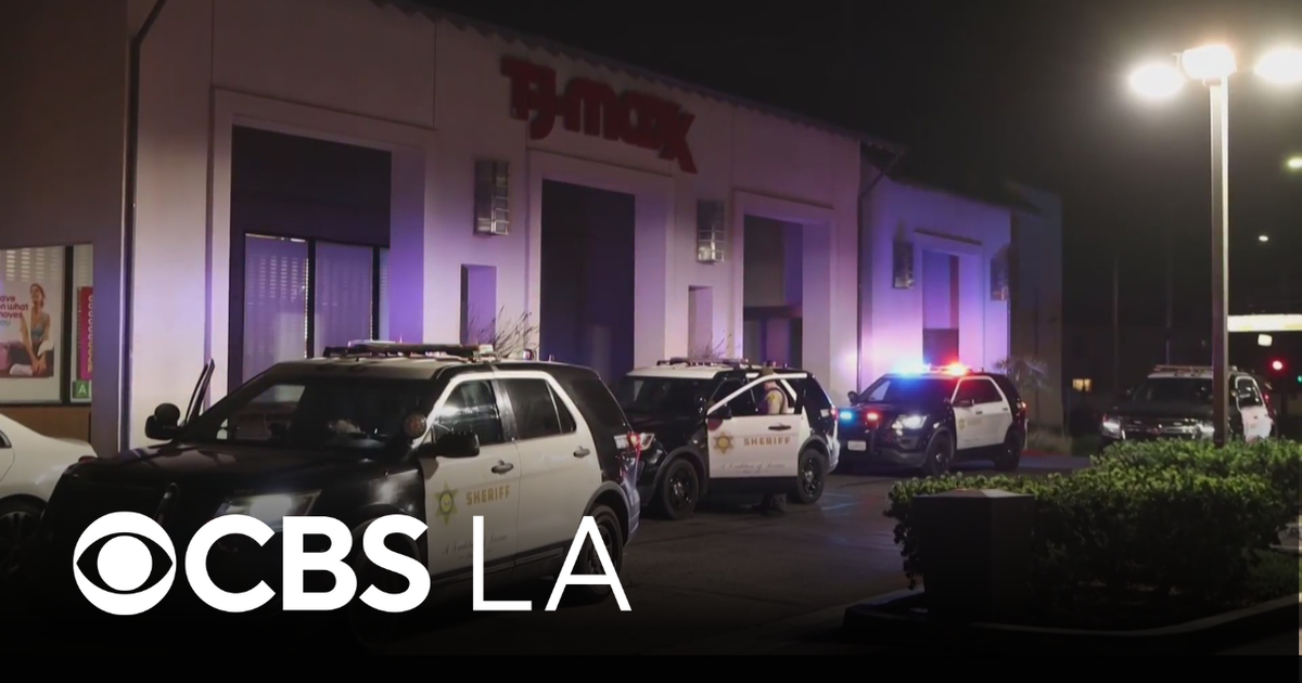 Shopper robbed at gunpoint at Calabasas shopping center - CBS Los Angeles