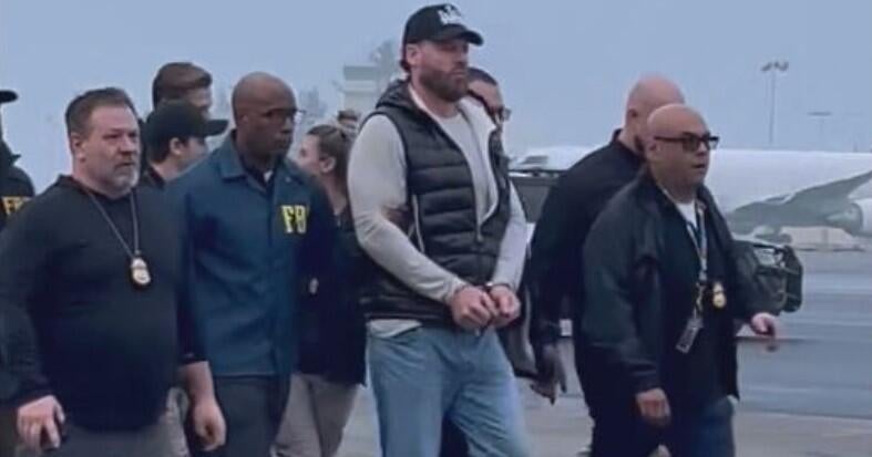 Бившият олимпийски сноубордист Райън Уединг когото директорът на ФБР Каш