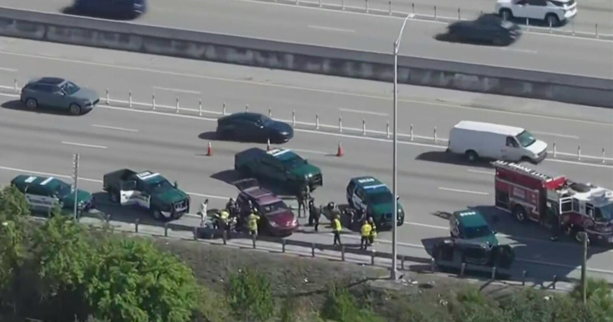 Rollover crash shuts down I‑95 after suspect flees deputy in Broward