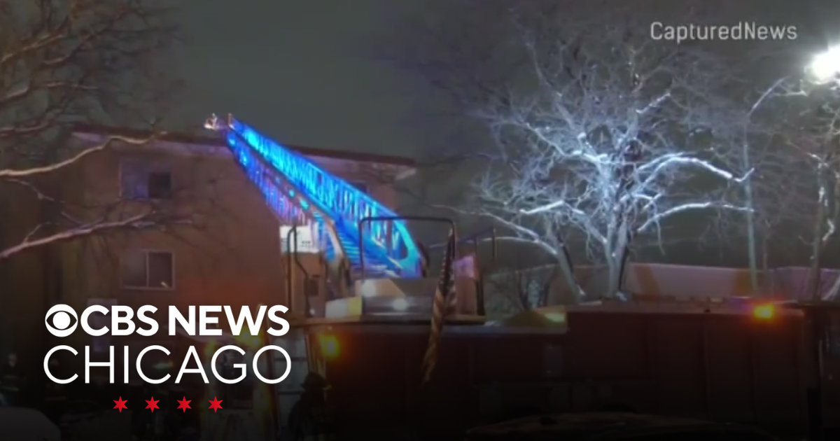 2 people injured when fire rips through apartment building in West ...