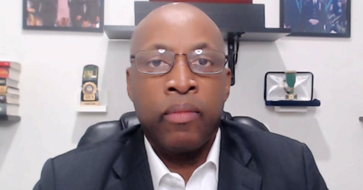 Ex-police commissioner warns of potential bias if only one agency investigates Alex Pretti killing