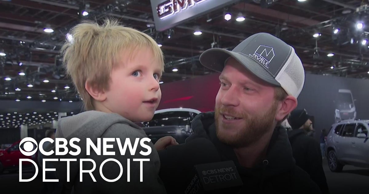 Car enthusiasts trek through snow for last day of Detroit Auto Show