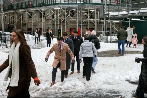 NYC Winter Storm Has Workers Making A Messy Monday Commute 