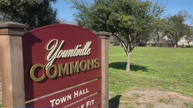 A sign that reads Yountville Common at the entrance of a park 