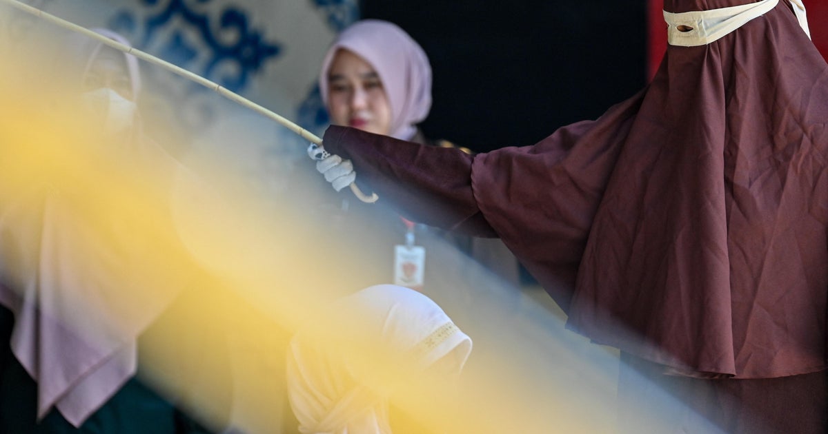 Индонезийска двойка бита с пръчка 140 пъти за секс извън брака и пиене на алкохол