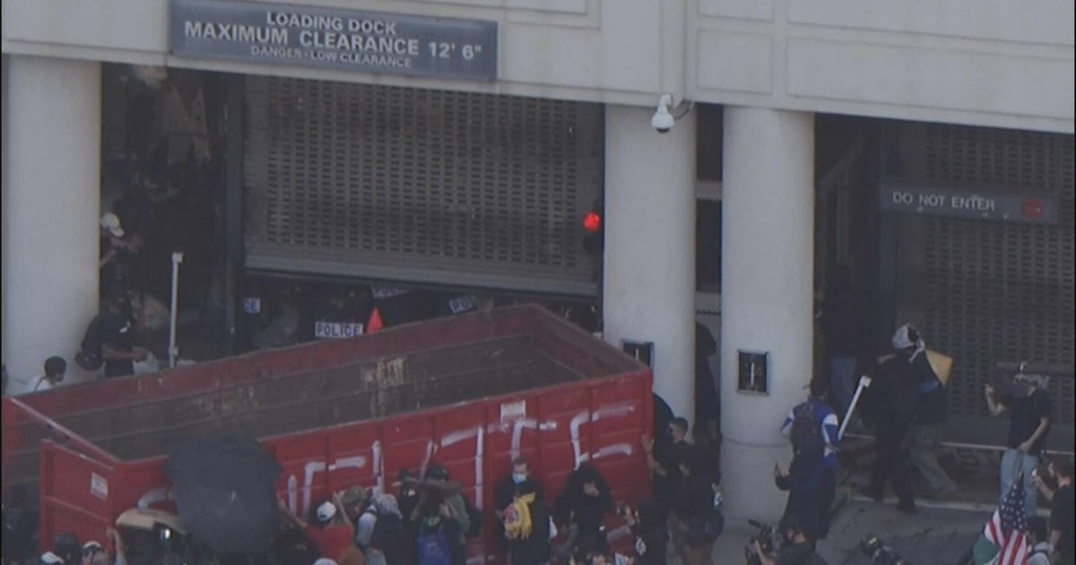 Protesters clash with agents outside downtown LA federal building