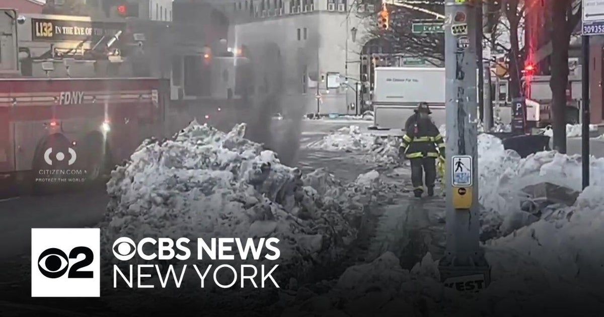 Manhole fire knocks out power for hundreds in Brooklyn