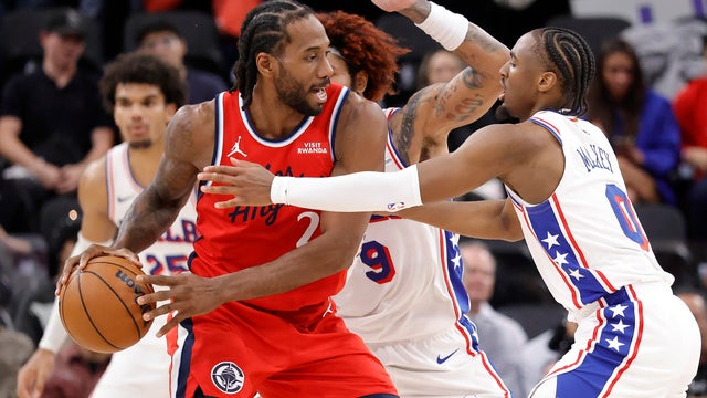 Philadelphia 76ers v Los Angeles Clippers 