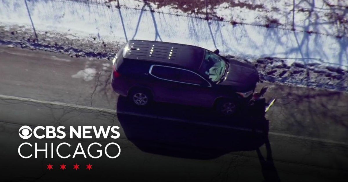 Police chase on Eisenhower Expressway ends in crash - CBS Chicago
