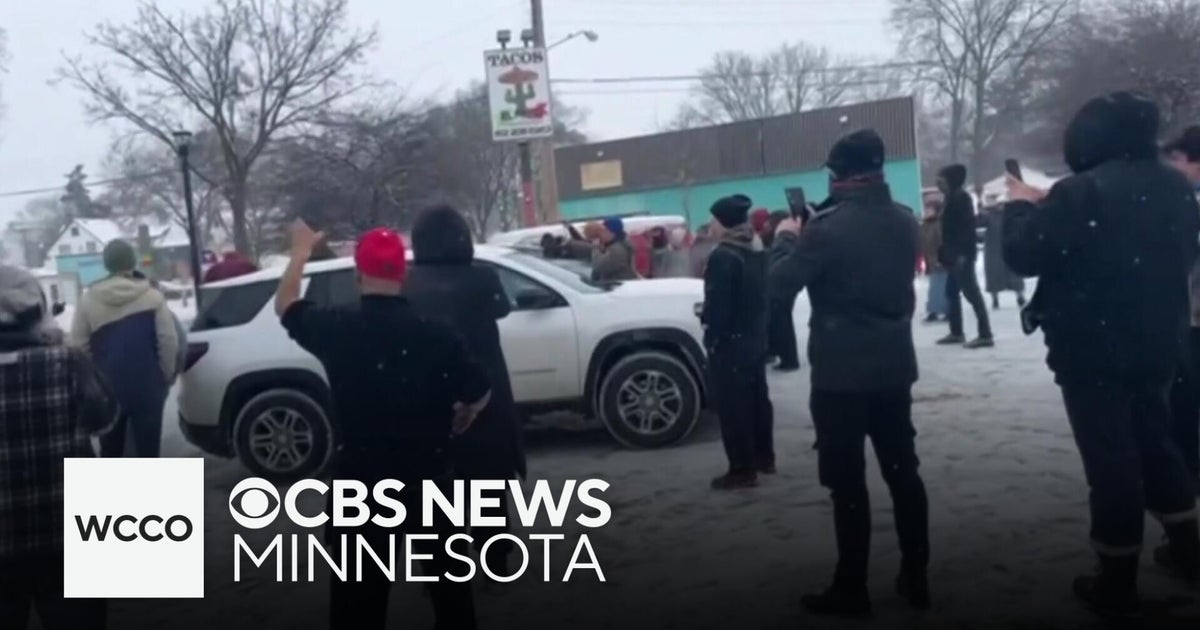 ICE agents confronted by crowd at Minneapolis taco shop