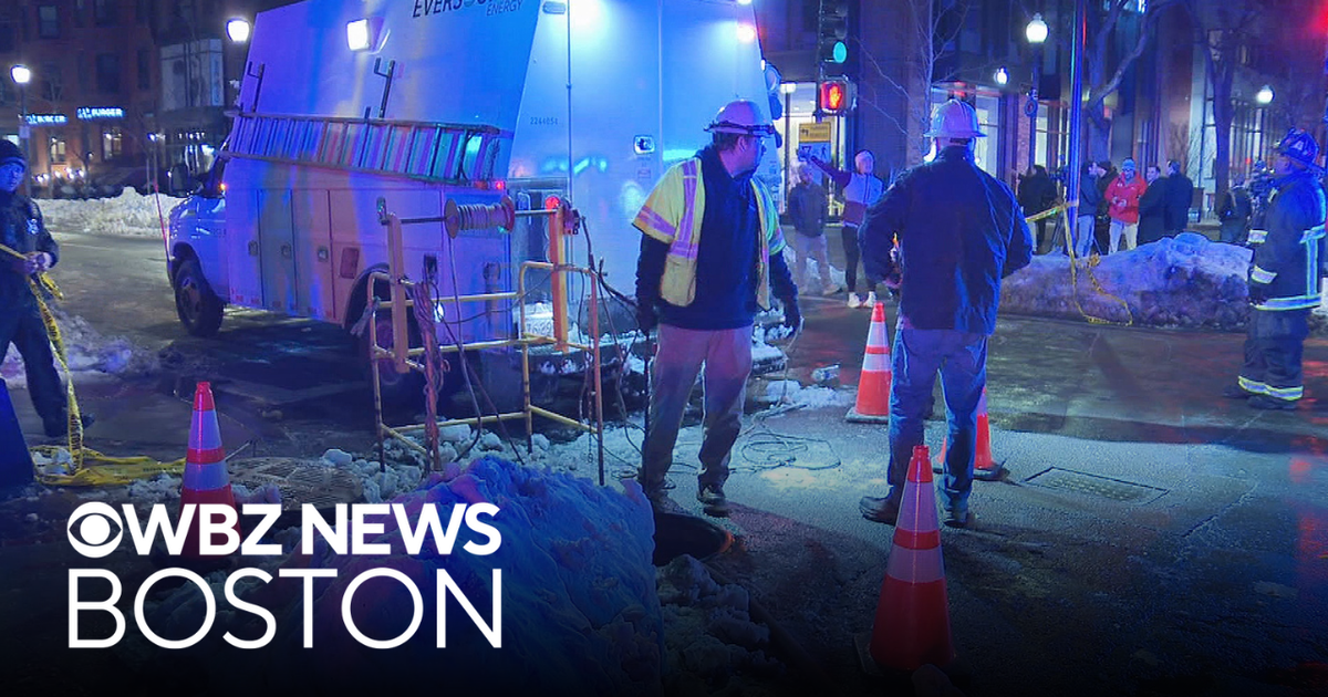 Manhole explosions shut down Newbury Street in Boston