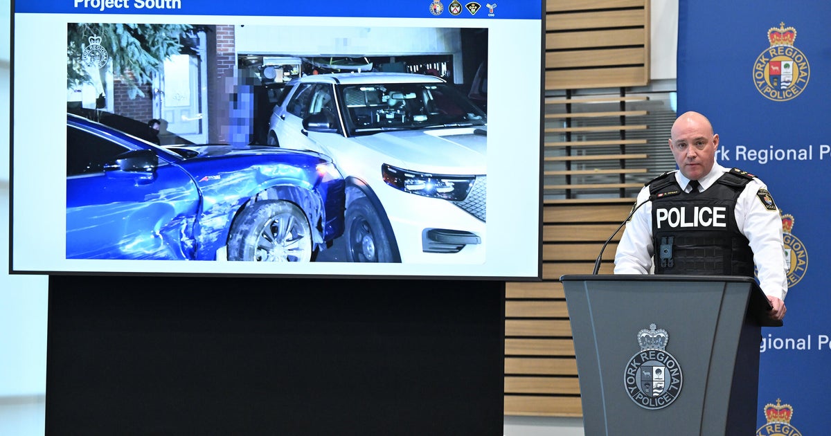 Полицейски служители в Торонто са арестувани след разследване, разкриващо свързан с мафията заговор за убийство, подкупи и трафик на наркотици