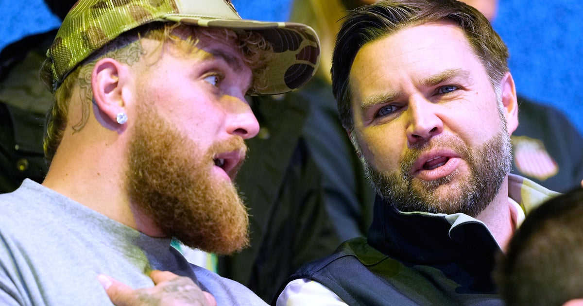 Джейк Пол се присъединява към Ванс, за да гледа как женският отбор по хокей на САЩ печели олимпийския мач