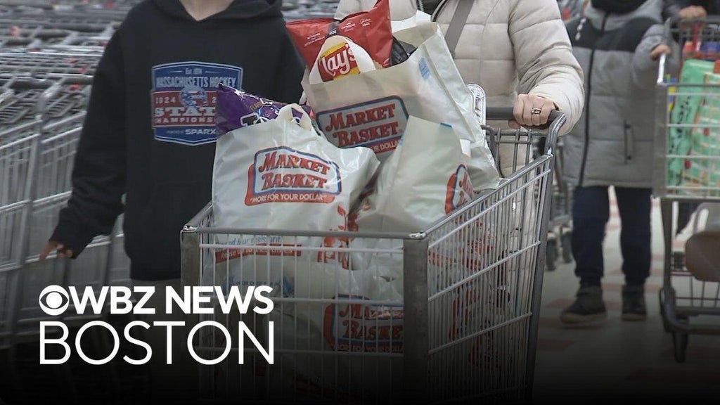 People rush to grocery store to get food for Patriots Super Bowl parties