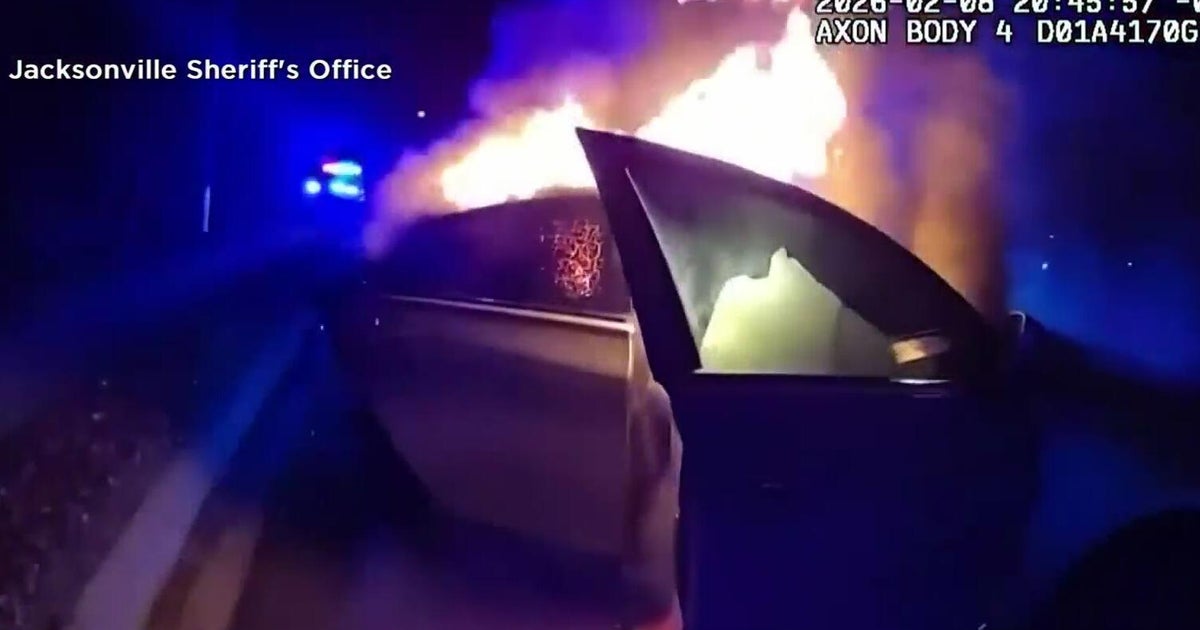Florida police officer braves flames, heat during dramatic rescue caught on video