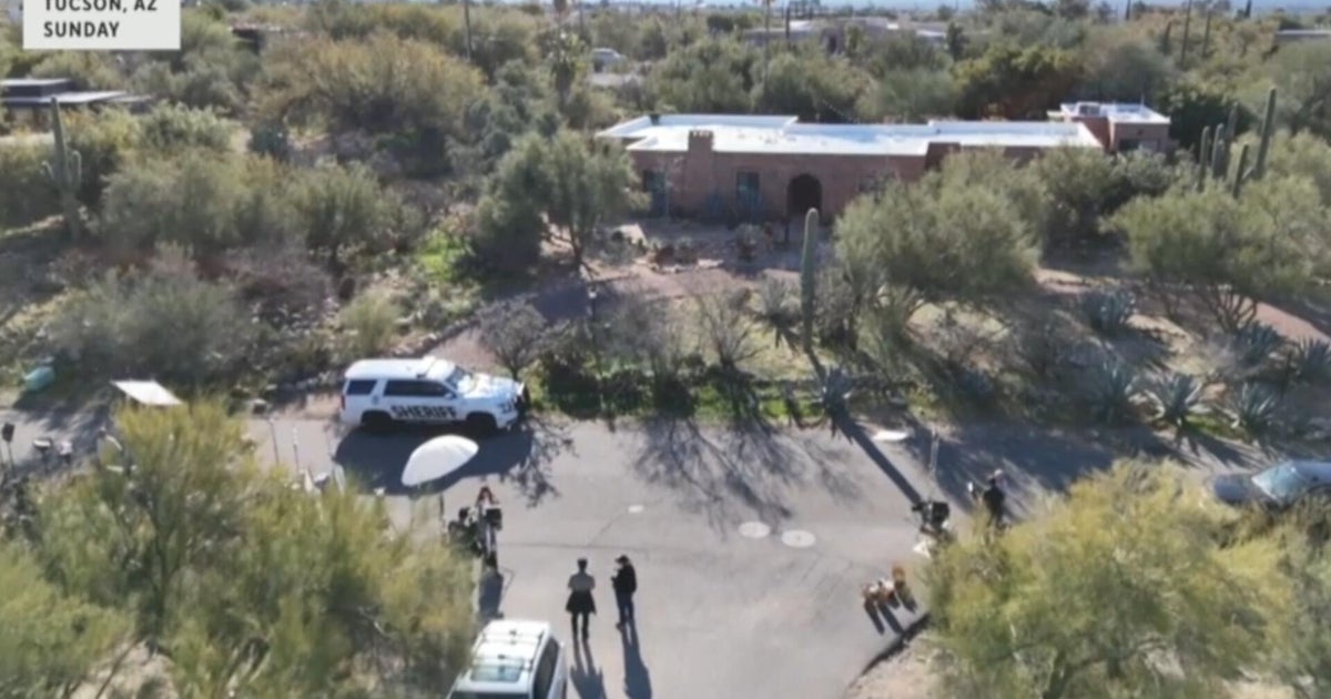 Former FBI hostage negotiator breaks down Nancy Guthrie investigation, Savanah's social media videos