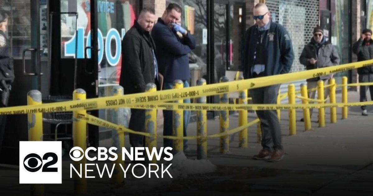 Man critically injured in Queens shooting - CBS New York