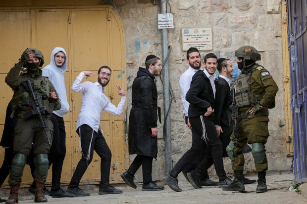 Settlers-Enter-Hebron-Under-Guard 