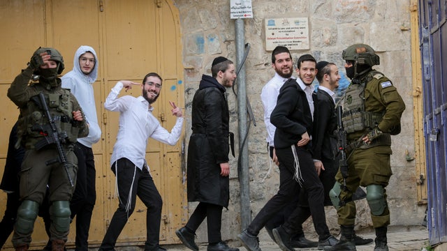 Settlers-Enter-Hebron-Under-Guard 