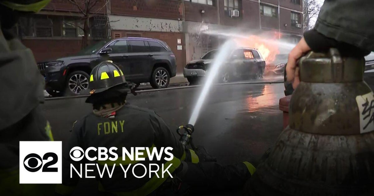 Manhole fire incinerates car, forces evacuation in Brooklyn - CBS New York