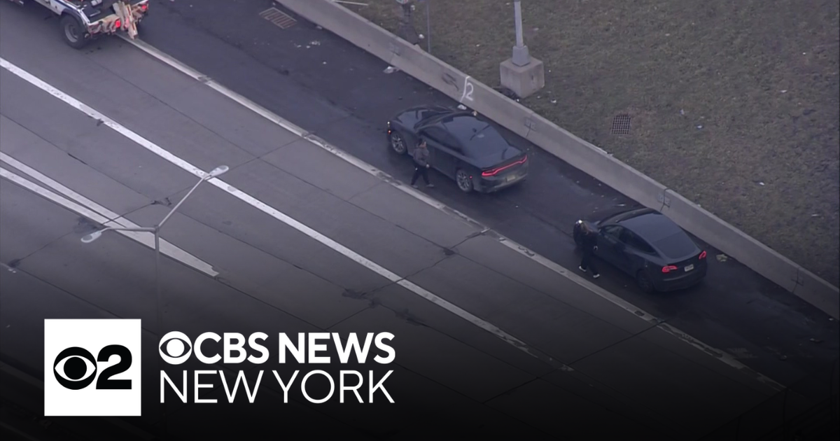 Video shows multiple cars stopped, waiting for tow trucks on Brooklyn expressway
