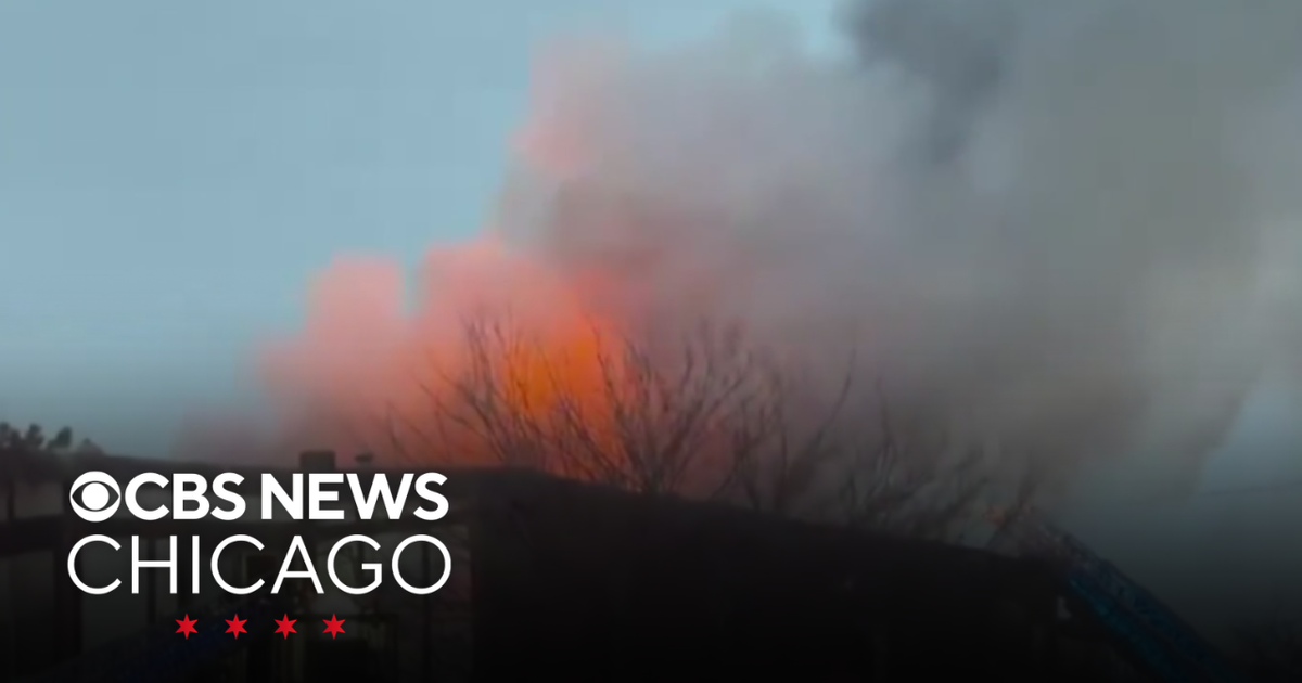 2 hurt in West Side Chicago apartment building fire - CBS Chicago