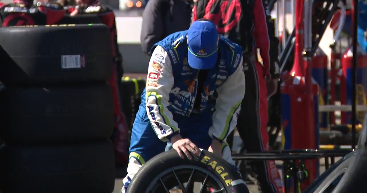 Former college athletes carve out careers on NASCAR pit crew - CBS Atlanta