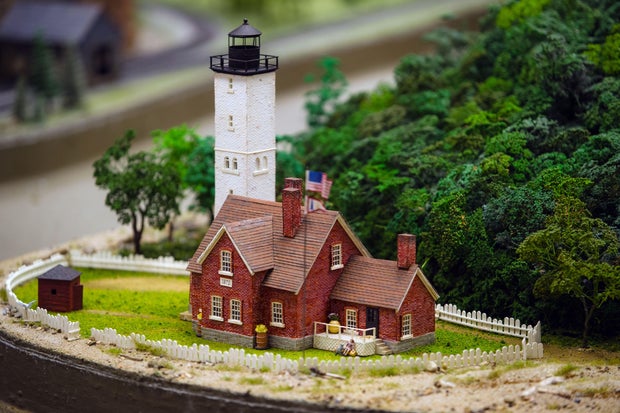 february-2026-miniature-railroad-presque-isle-lighthouse-model-daniel-simonson-9829-full.jpg 