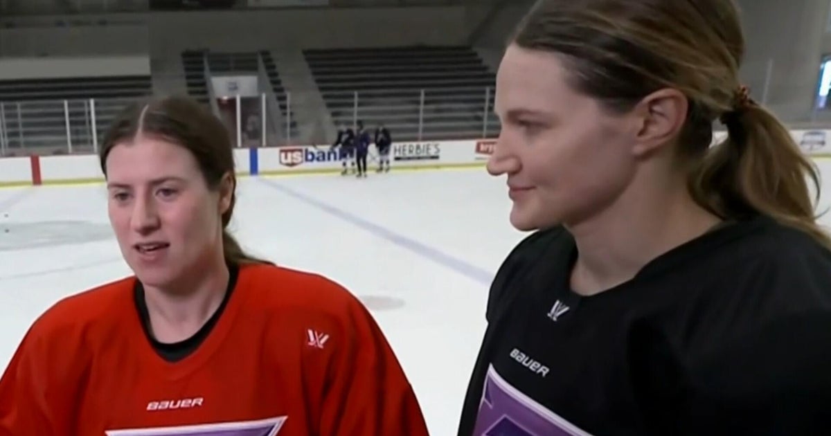U.S. women's hockey stars react to questions about interactions with the White House