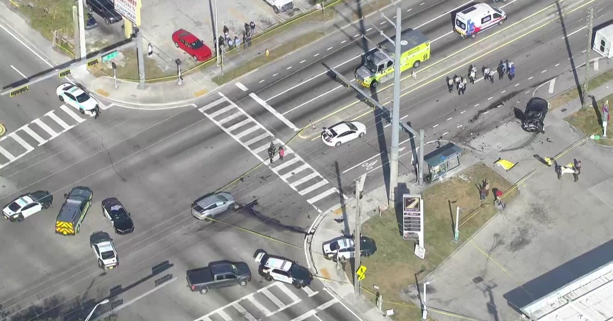 Major northwest Miami-Dade crash leaves 1 dead, 8 injured, officials say