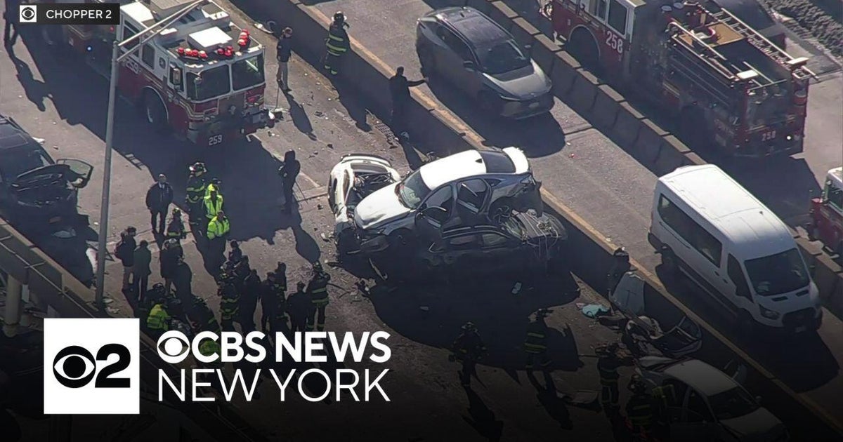 4 hurt in Long Island Expressway crash - CBS New York