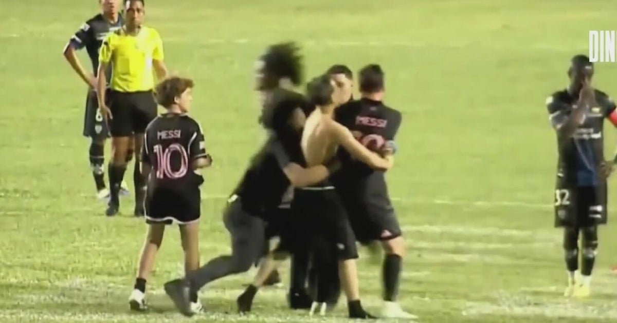 Lionel Messi attacked by a fan during an Inter Miami game in Puerto ...