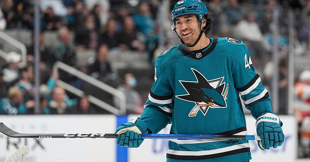 Sharks sign Kiefer Sherwood to a 5-year, $28.75M extension following trade