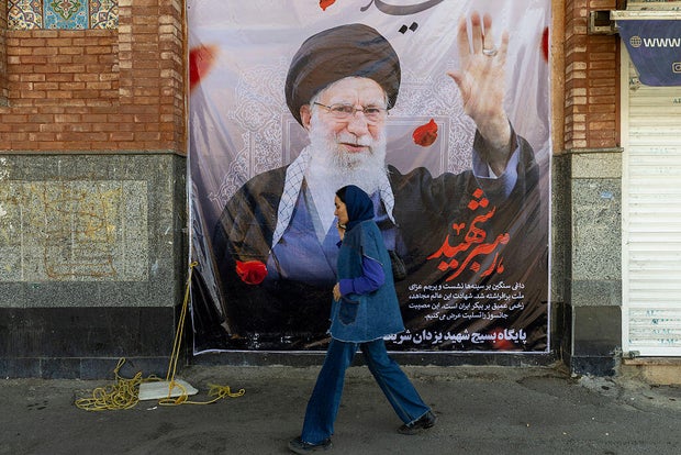 5 मार्च, 2026 को तेहरान में एक पैदल यात्री अयातुल्ला अली खामेनेई के पोस्टर के पास से गुजरता हुआ।