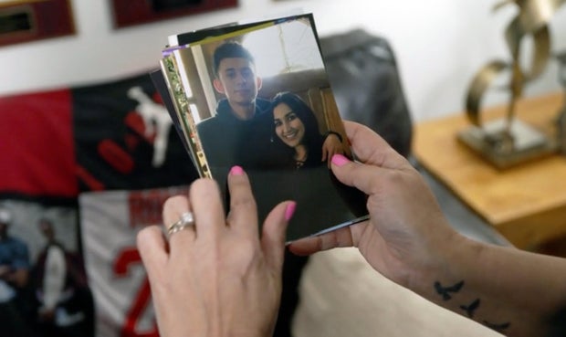 Rachel Reyes guarda una foto di suo figlio, Ruben Ray Martinez 
