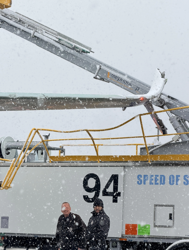 jet-hits-de-icing-truck-2-credit-cw.png 