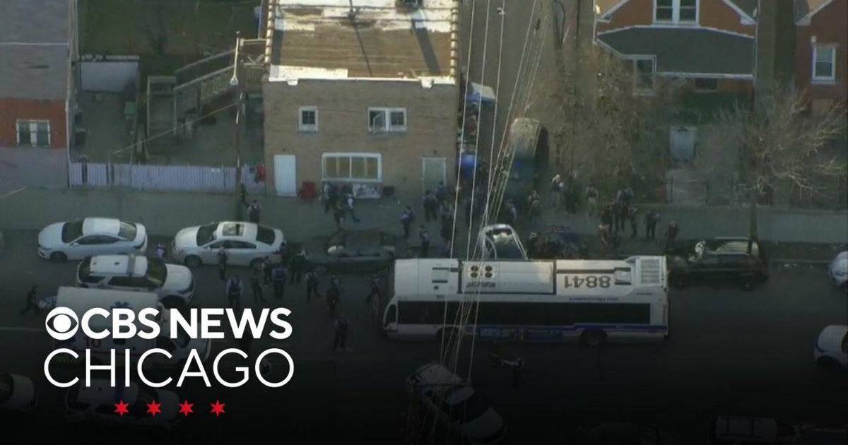 Chicago police shoot suspect in Humboldt Park shootout - CBS Chicago