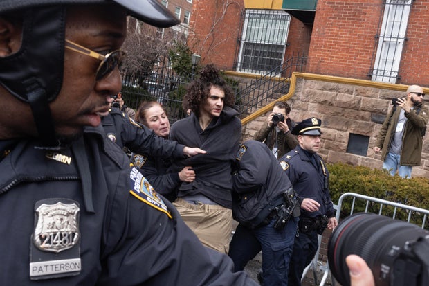 Right-Wing Activists Protest Against New York Mayor Mamdani Outside Gracie Mansion 