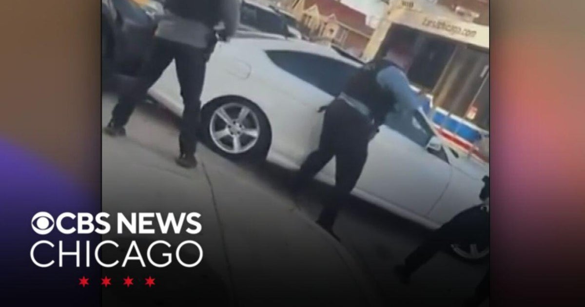 Man shot will trying to escape CPD officers on West Side - CBS Chicago