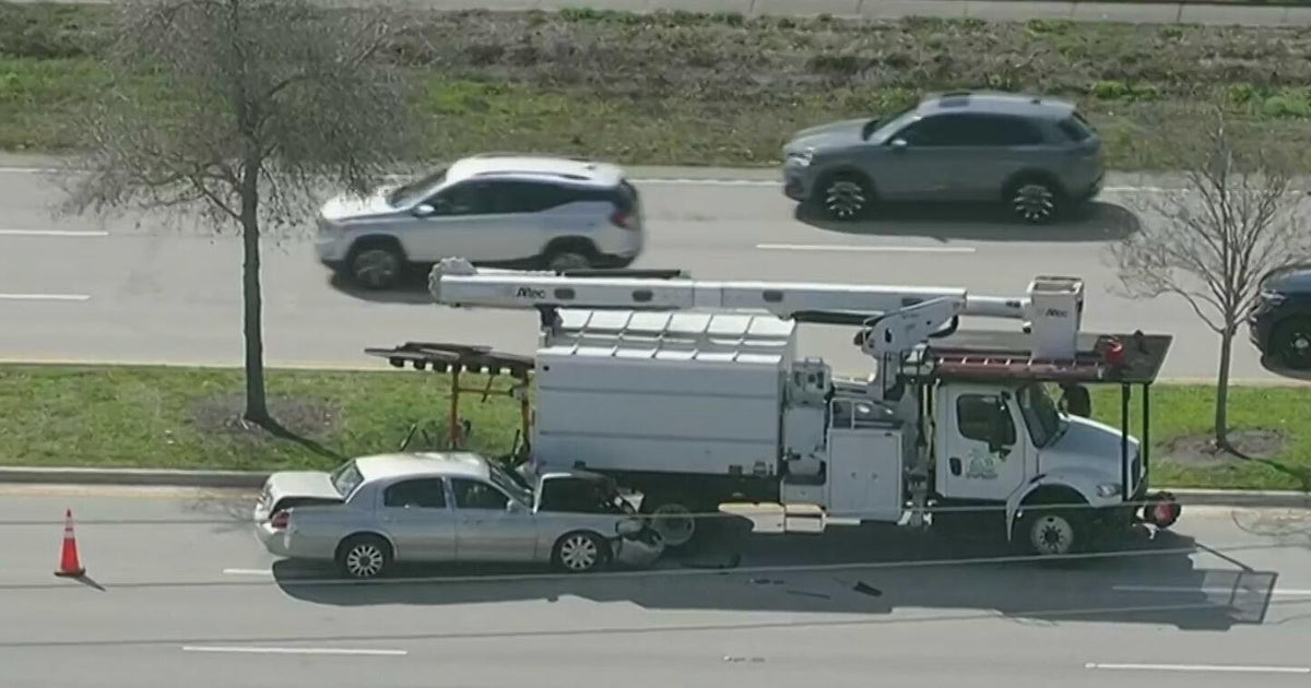 1 killed, 1 hospitalized after 2-vehicle car crash in Davie - CBS Miami