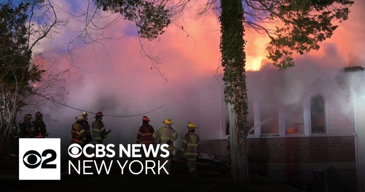 Fire tears through historic elementary school on Long Island - CBS New York