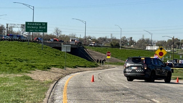 1 dead in Fort Worth police shooting near Highway 287; highway closed 